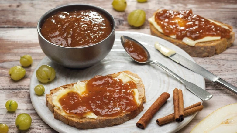 Marmeláda z angreštů na toastu s čerstvými plody a cihrou.