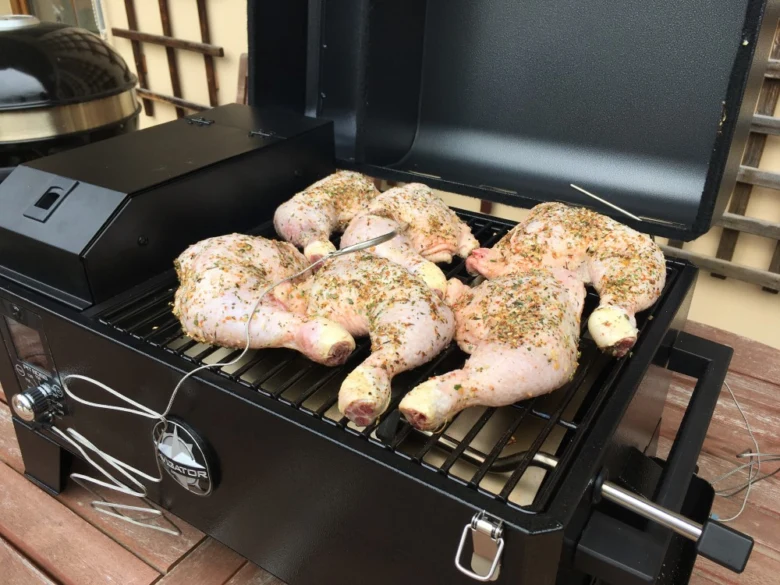 Sušené kuřecí stehna s bylinkami na grilu pro domácí vaření.