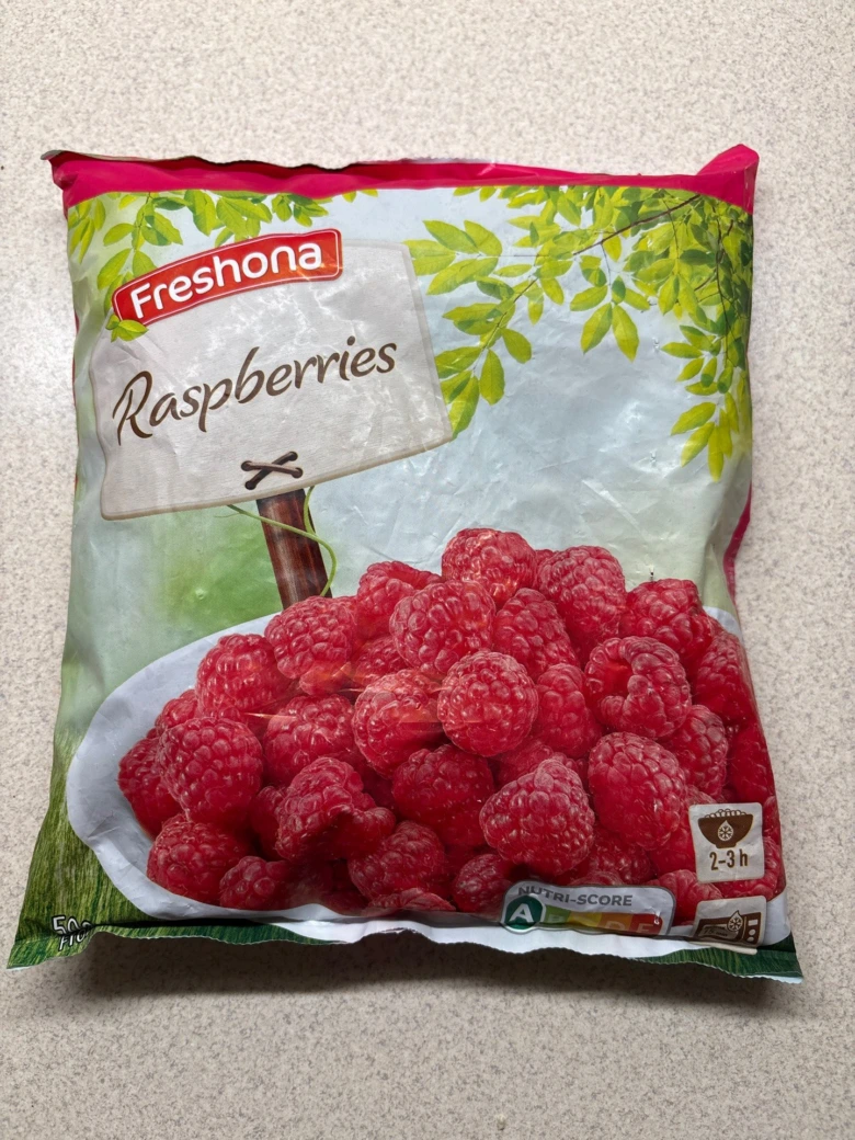 Balíček mražených malin značky Freshona s viditelným plodem.