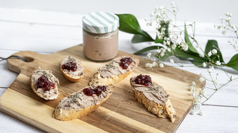 Domácí játrová paštika na kouscích toastu s červenou omáčkou.