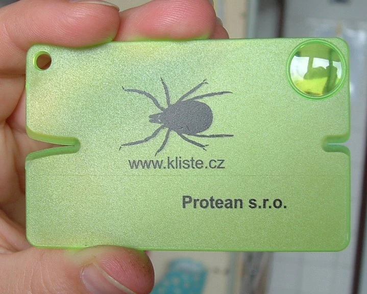 Zelený nástroj na bezpečné odstranění klíště ve tvaru hmyzu.