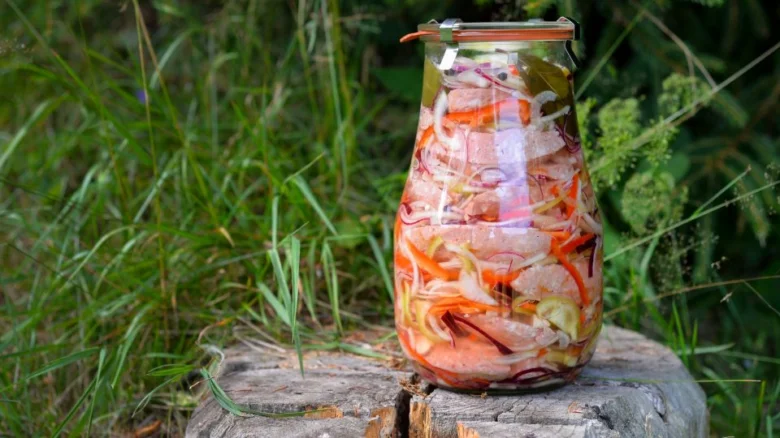 Sklenice s fermentovanými zeleninovými útopecemi na venkově.