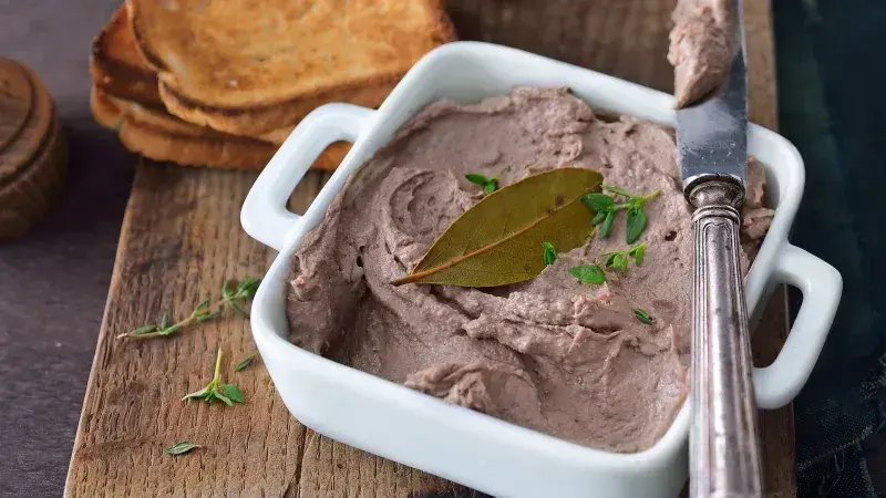 Mísa s játrovou paštikou na kousky toastu.