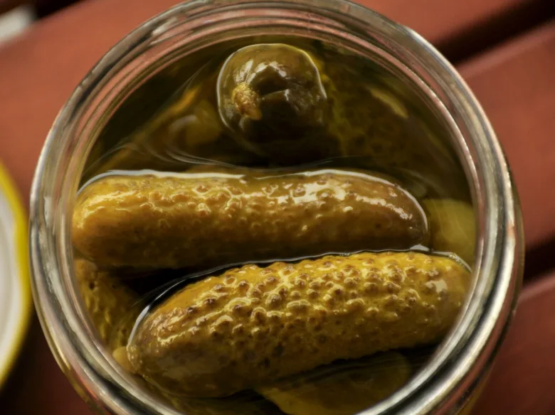 Znojemské okurky nakládané v sklenici s octovou nálevou.