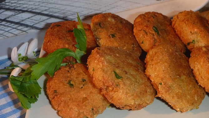 Zlatohnědé smažené falafele na talíři s petrželkou.