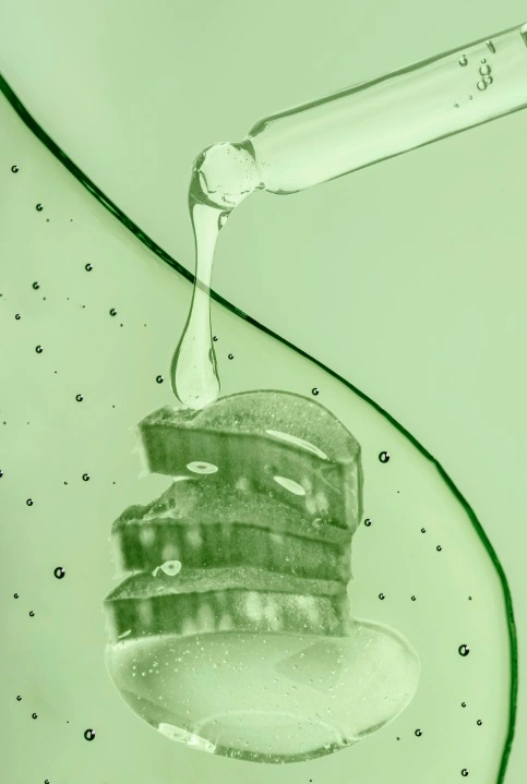 Krápka gely z Aloe Vera padající na list rostliny.