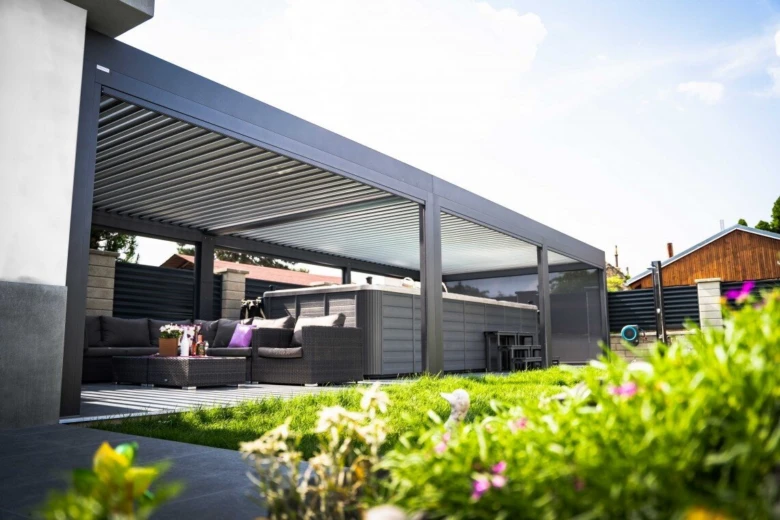 Moderní zahradní pavilon s sezením pod střechou.