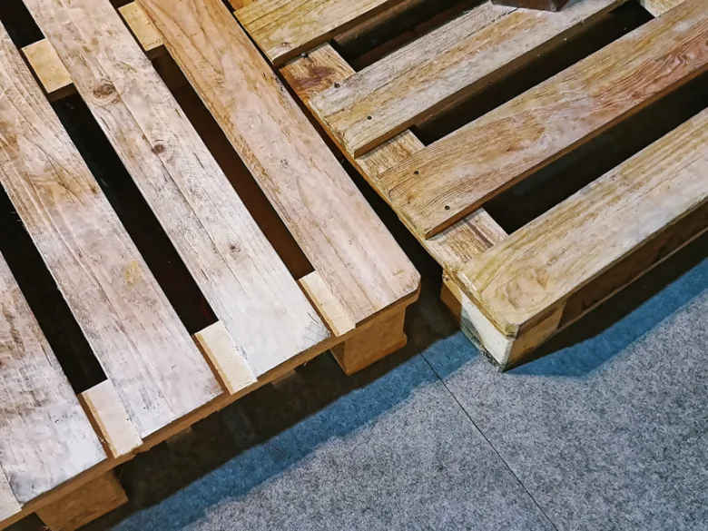 Dvě dřevěné palety pro zahradu nebo domov v detailu.