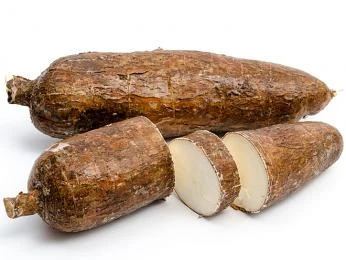 Kus manioku s řezem ukazující bílou dužinu.