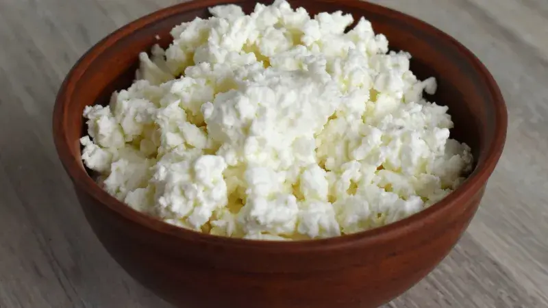 Čerstvý fermentovaný tvaroh v hnědé keramické mísce.