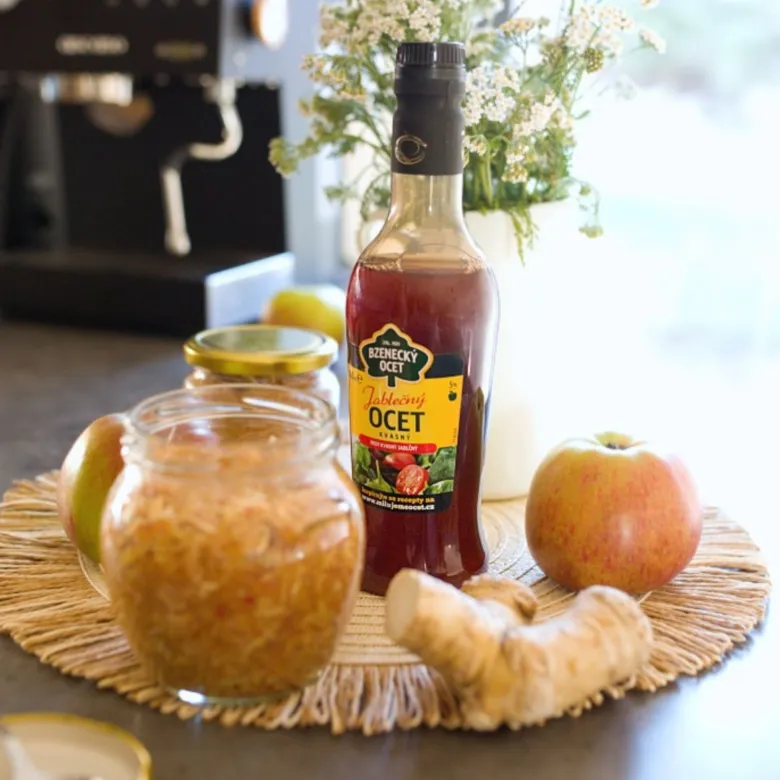 Čerstvá jablka s křenem a ocet pro recept na zálivku