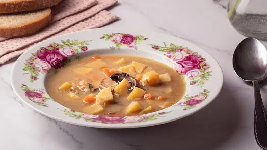 Miska s jidášovým uchem, polévka z brambor a zeleniny.