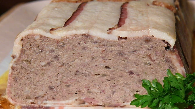 Domácí paštika z pečeného masa s kousky vepřového bůčku.