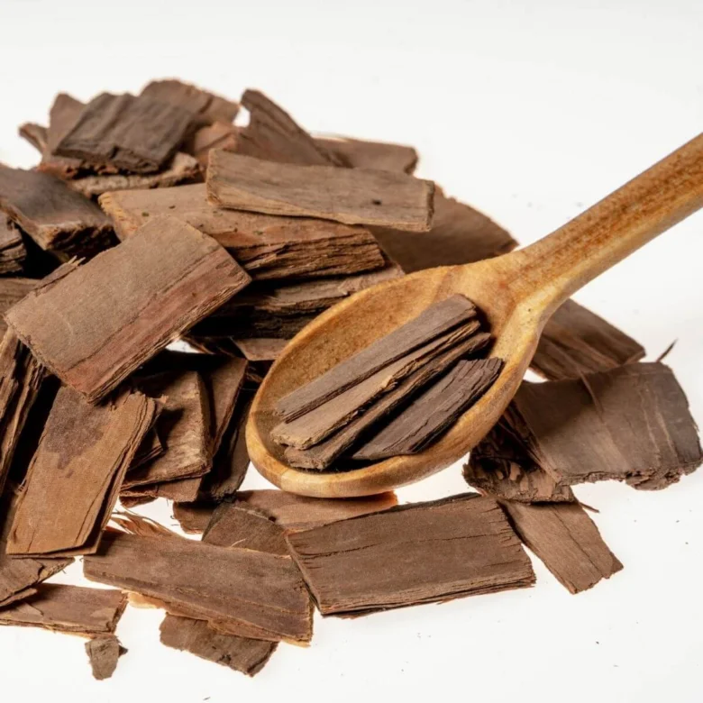 Kusky kůry stromu Lapachum officinale na bílém pozadí.