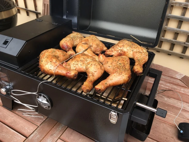 Pečené kuřecí stehna na grilu s kořením a kouřem