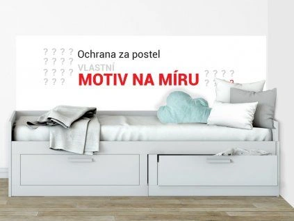 Bílá postel s úložnými šuplíky a českým nápisem o ochraně zdi za ní.