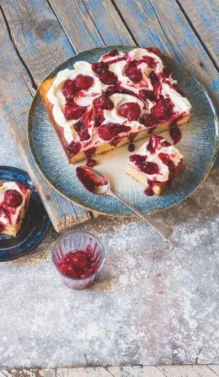 Kousek dortu s ovocným rozvarem z čerstvého maliny.
