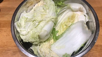 Čerstvá kapusta pekingská v misce pro domácí kimči.