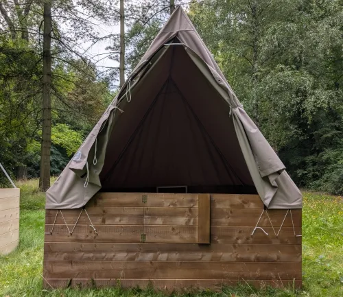Podsaďový skautský stan typu A na dřevěném podkladu.