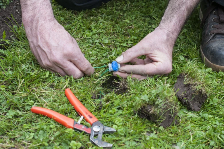 Ruční údržba trávníku pomocí nůžek pro robotickou sekačku