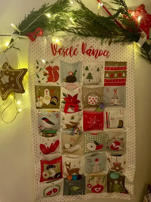 Rukořbený vánoční kalendář s dárky pro české Vánoce.