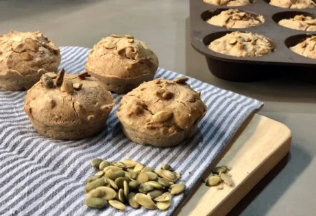 Pohankové muffiny s dýňovými semínky na pruhovaném ubrousku.