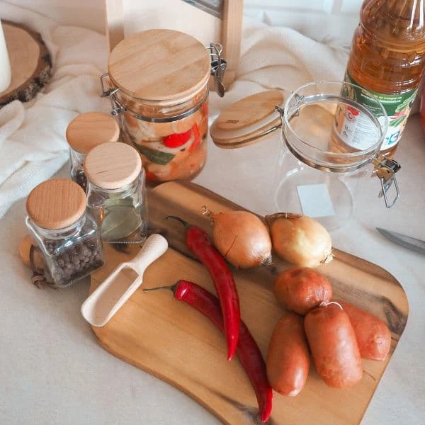 Ingredience pro utopence: cibule, papriky, uzeniny a koření.