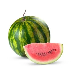 Celý meloun s řezem ukazuje červenou dužinu na bílém pozadí.
