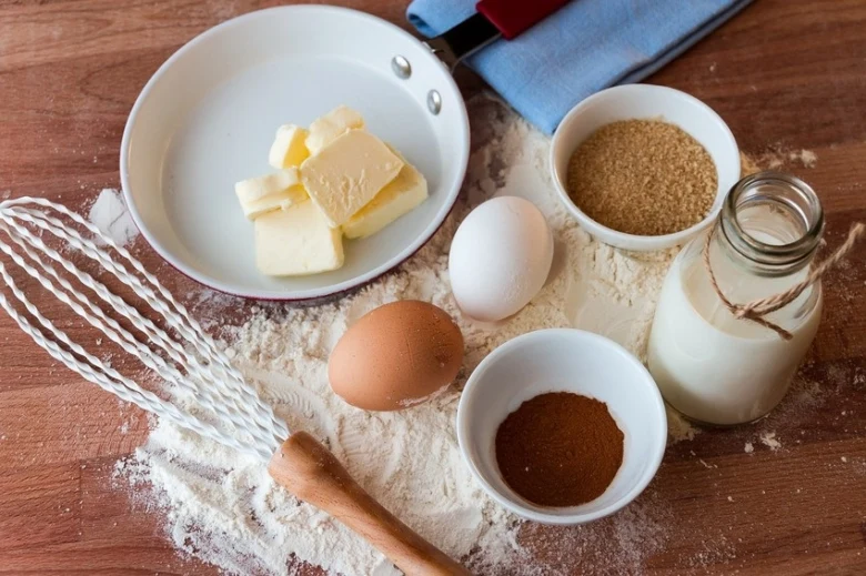Ingredience pro domácí pekárnu: máslo, vejce, mouka, mléko.