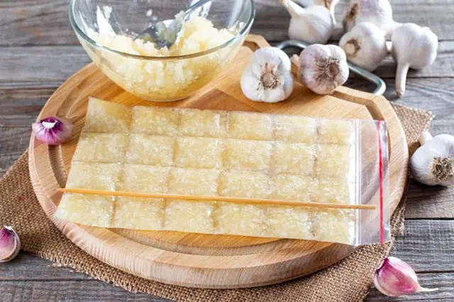 Příprava česneku na mrazák v sáčku pro dlouhodobé uskladnění.