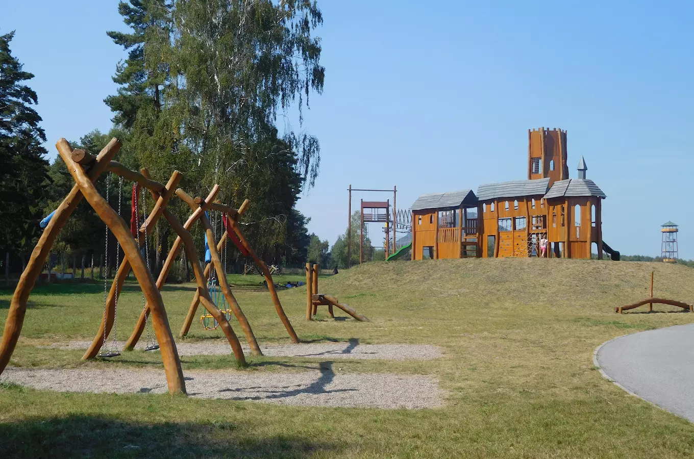 Hřiště s dřevěnou hradbou na trávníku v areálu Vrchbělá.