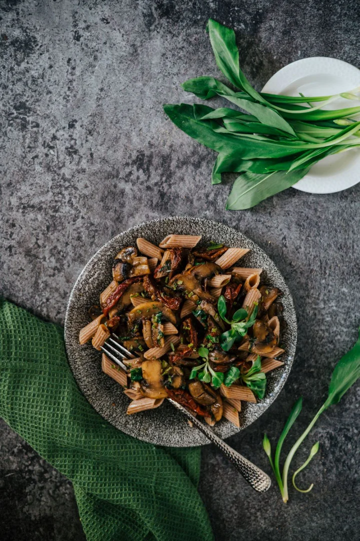 Pasta s žampiony, slunečnicími rajčaty a čerstvou zeleninou.