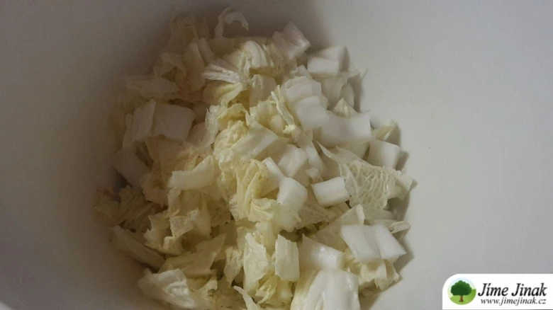 Nasekaná kapusta pekingská připravená pro fermentaci na kimči.