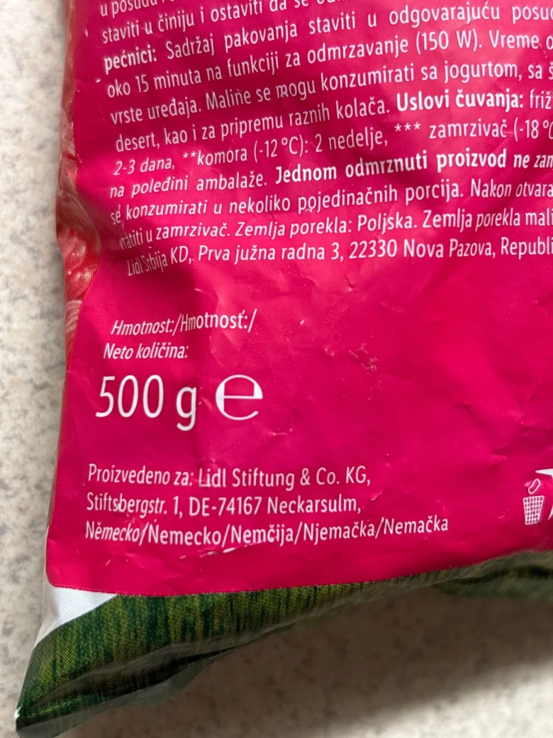 Balíček mražených malin s informacemi o výrobci.
