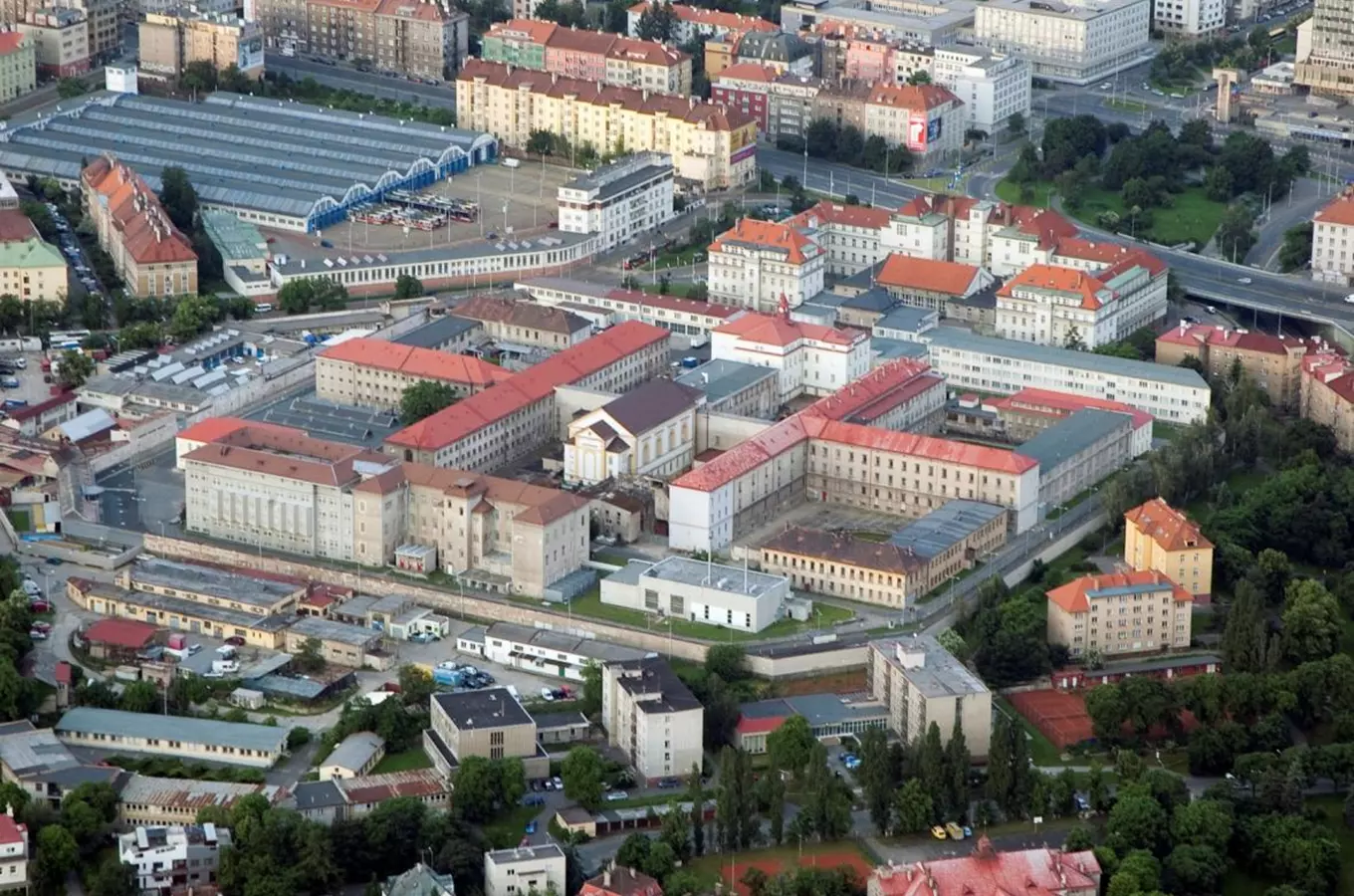 Vzdušný pohled na věznici v Pankráci a okolí.