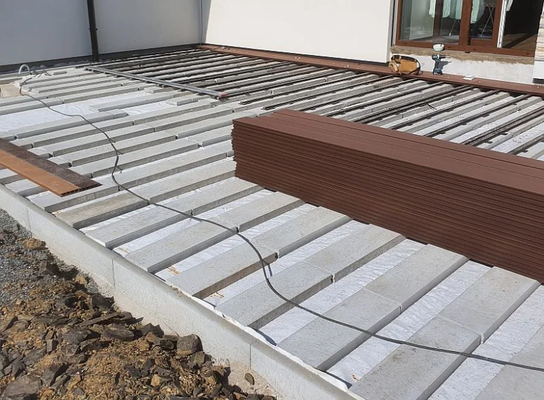 Montáž terasy z WPC prken na betonovém podkladu.