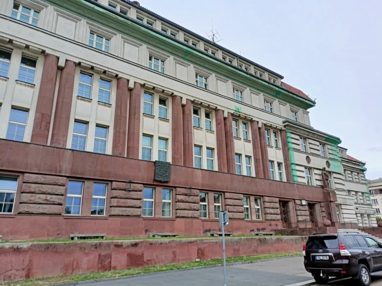 Exteriér budovy věznice Pankrác v Praze.