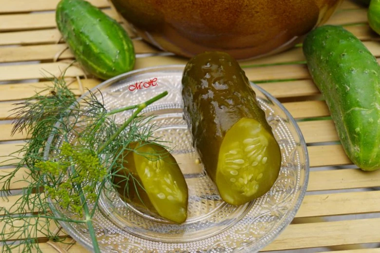 Kyselé okurky s koprem na skleněném talíři