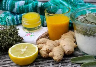 Přírodní prostředky pro hlasivky: citron, zázvor a bylinky.