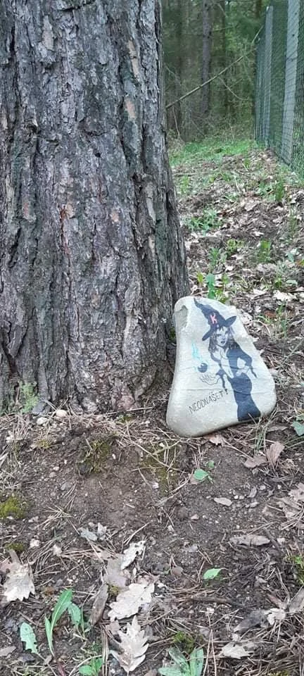 Kamínek namalovaný s čarodějkou u stromu v lese
