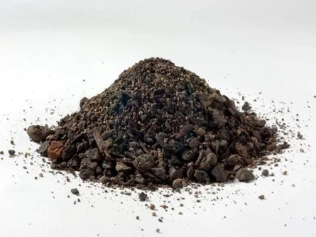 Hromada tmavého substrátu pro pěstování rostlin na bílém pozadí.