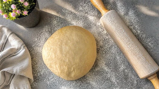 Kulová těstovina s válečkem na přípravu topinek