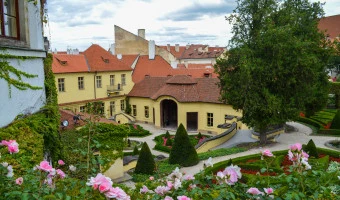 Historická zahrada s budovami a cestičkami pro semináře.