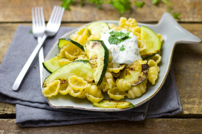Pasta s grilovanou žlutou cuketou na talíři.