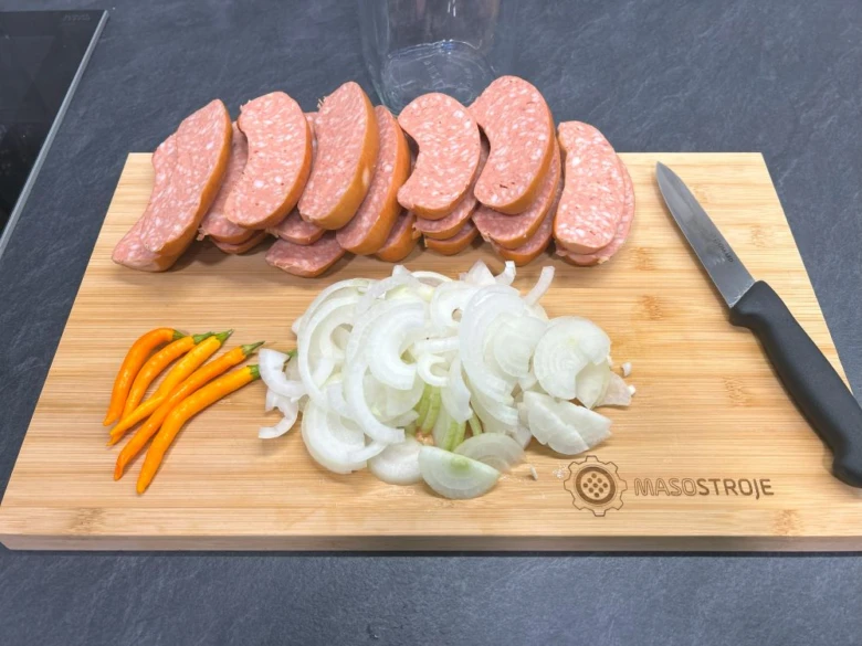 Ingredience pro domácí utopence: uzenina, cibule a papriky na řeznici.