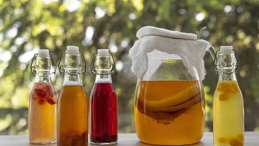 Sklenice s fermentovaným čajem kombucha v různých barvách.