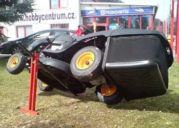 Zvedák pro zahradní traktor zvedající stroj do vzduchu.