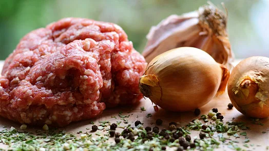 Suroviny pro masovou směs: hovězí mleté, cibule a česnek.
