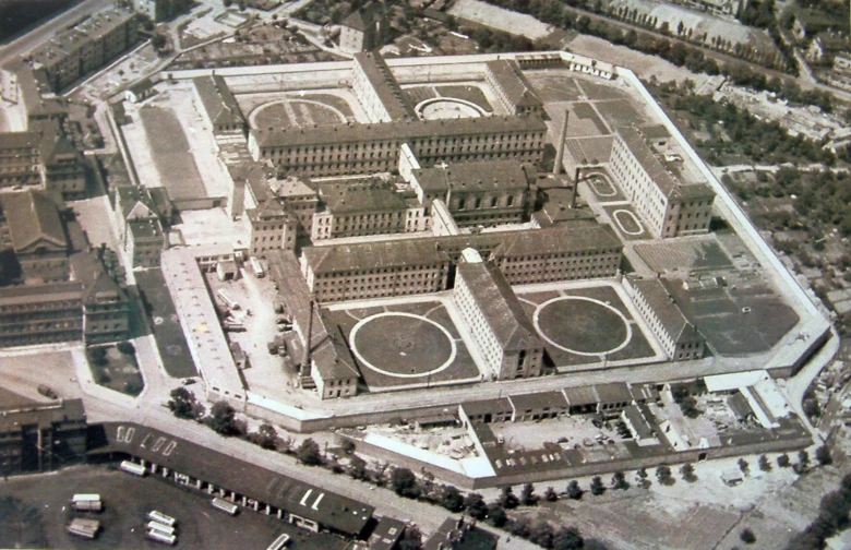 Vzduchový pohled na věznici Pankrác z historie.