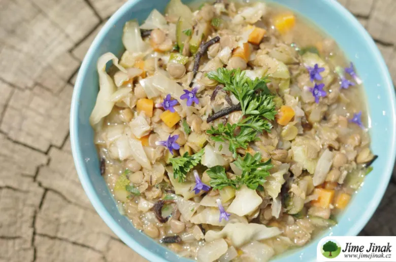 Mísa s dušeným zelím, fazolí a zeleninou jako recept.